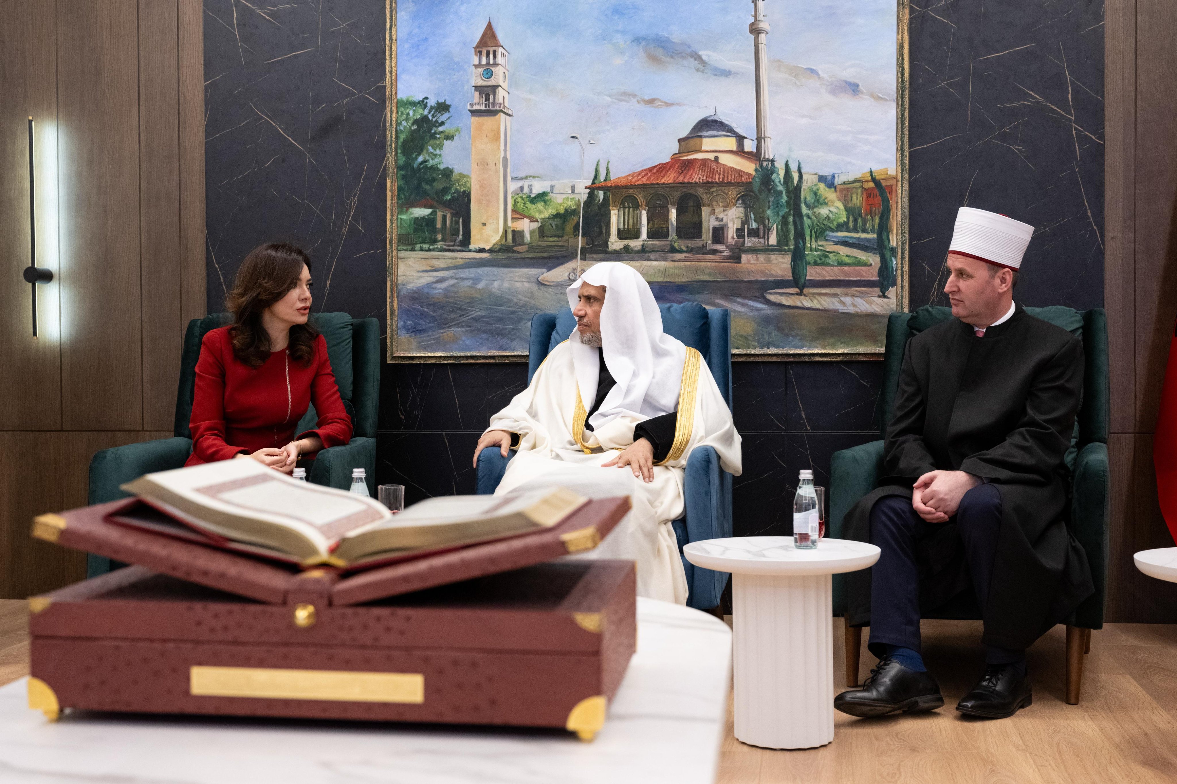 ‏بعد أن أم المصلين وخطب فيهم خطبة العيد التقى فضيلة الأمين العام، رئيس هيئة علماء المسلمين، الشيخ د.⁧‫محمد العيسى‬⁩‬⁩، في مقر المشيخة الإسلامية بالعاصمة الألبانية معالي رئيسة البرلمان الألباني في سياق تبادل التهاني بعيد الفطر المبارك