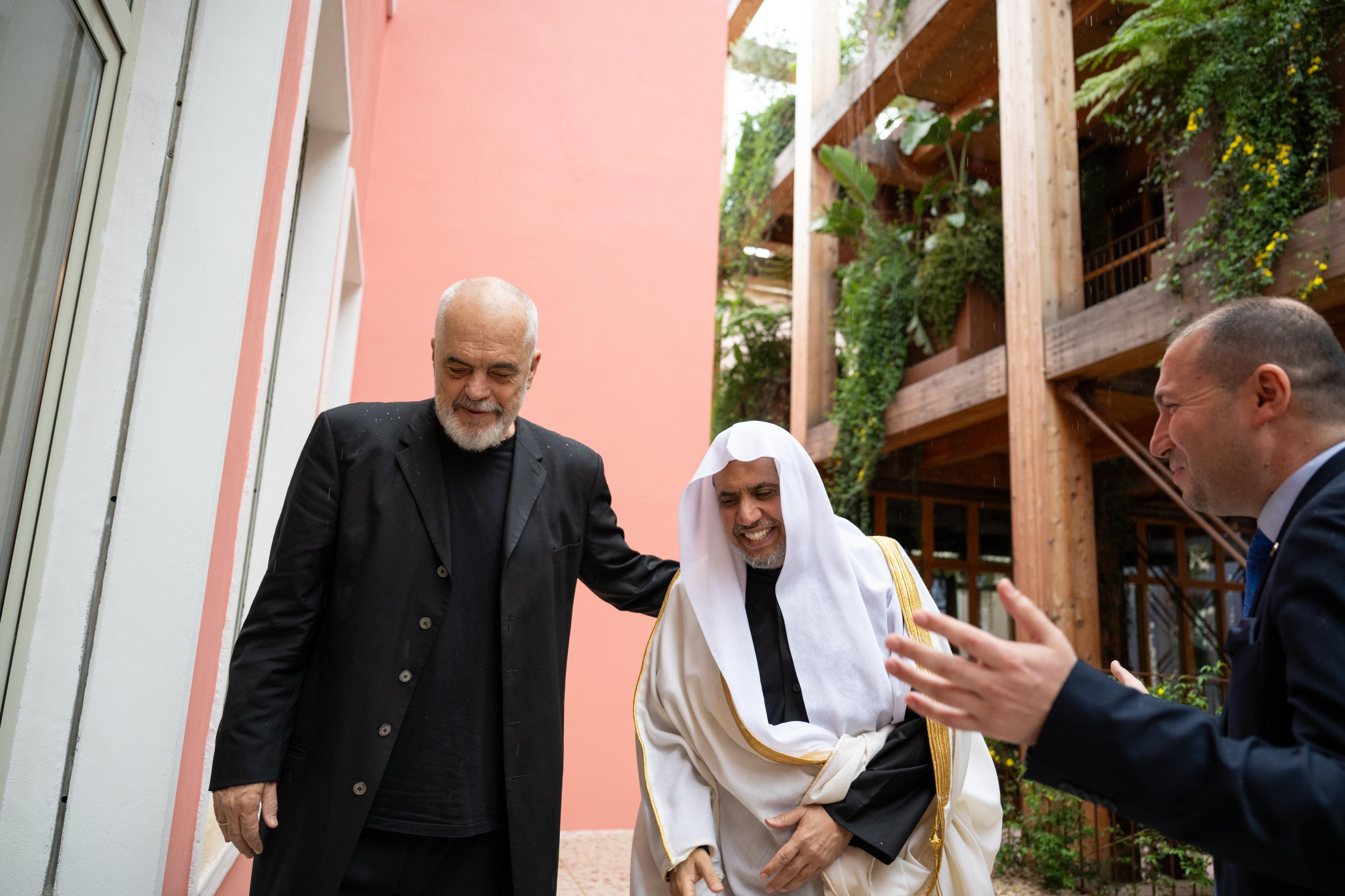 نخست‌وزیر آلبانی، آقای اَدی راما، در کاخ نخست‌وزیری از آقای دکتر شیخ محمد العیسی ، دبیرکل و رئیس انجمن علمای مسلمان، استقبال کرد