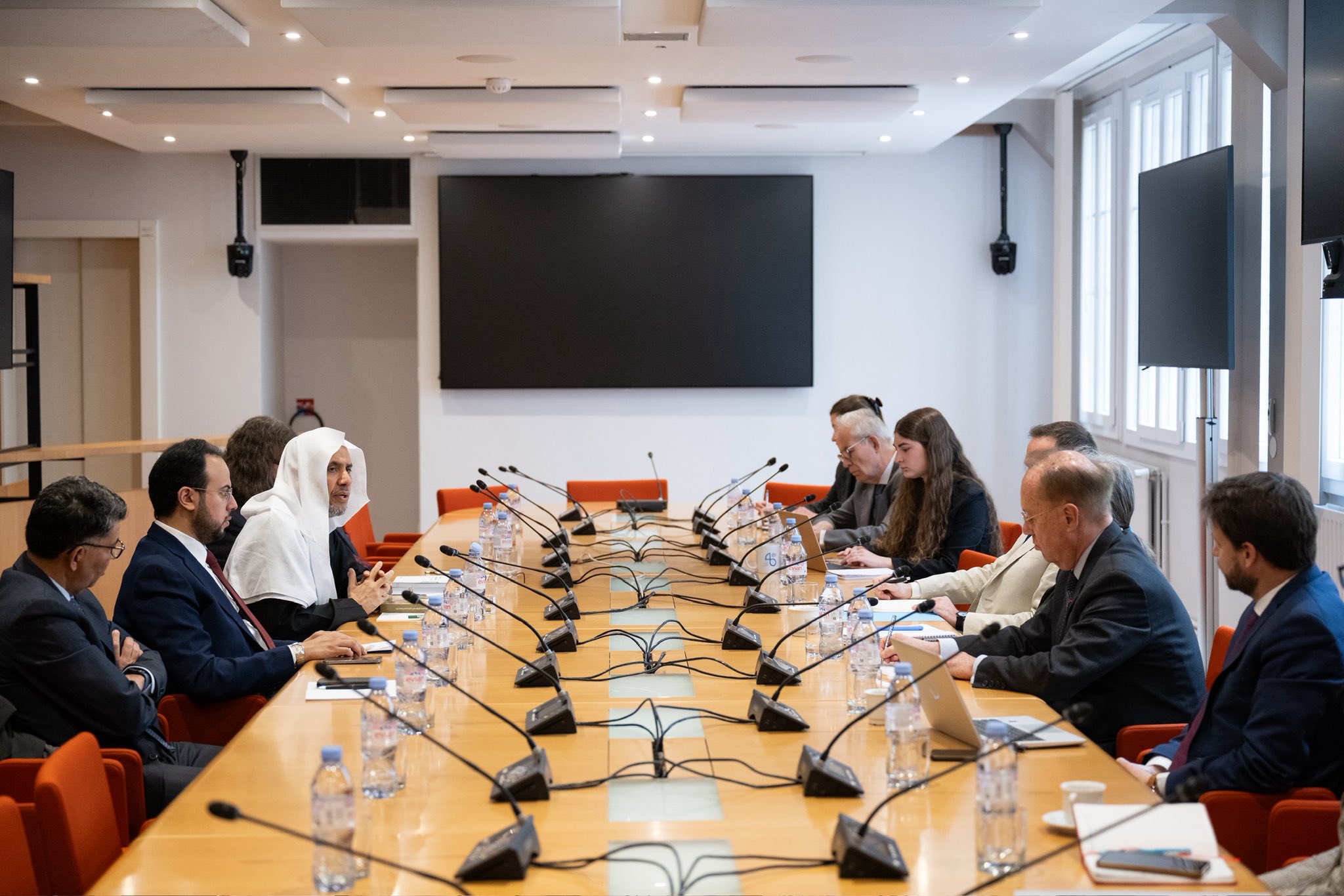 استضاف المعهدُ الفرنسي للعلاقات الدولية بالعاصمة الفرنسية "باريس"، ندوةً لمعالي الأمين العام، رئيس هيئة علماء المسلمين، فضيلة الشيخ د.⁧‫محمد العيسى‬⁩‬⁩، بحضور أمين عام المركز، ونخبةٍ من قادة الفكر ومراكز الدراسات والبحوث