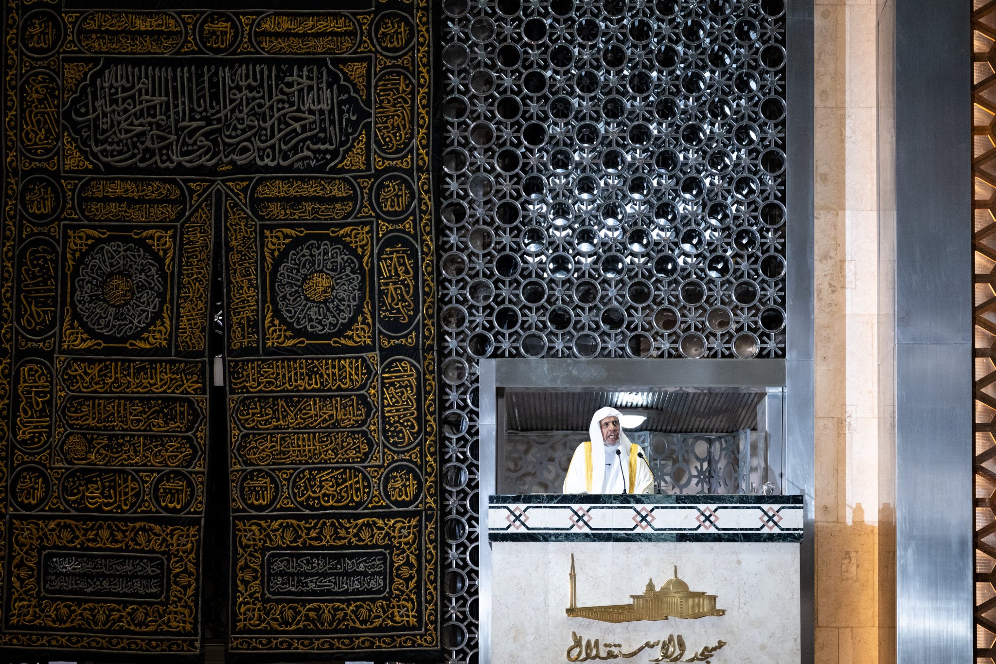 تلبيةً لدعوةٍ رسمية، ألقى معالي الأمين العام، رئيس هيئة علماء المسلمين، فضيلة الشيخ د. ⁧‫محمد العيسى‬⁩ ⁦‪‬⁩، خطبةَ الجمعة لهذا اليوم، وأمَّ المصلين في جامع الاستقلال بالعاصمة الإندونيسية "جاكرتا"