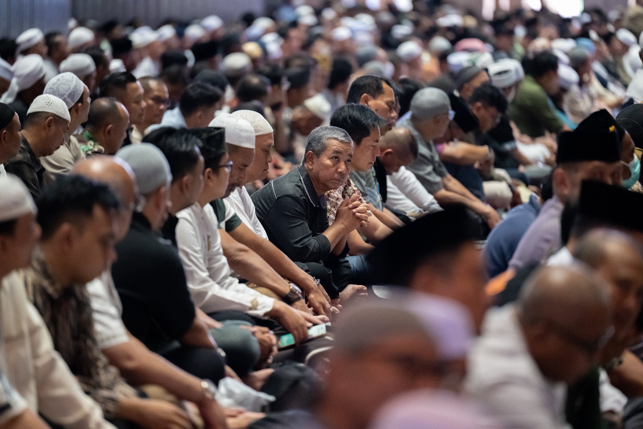 د.العيسى يُلقي خطبةَ الجمعة ويؤمُّ المصلين في جامع الاستقلال بالعاصمة الإندونيسية "جاكرتا"