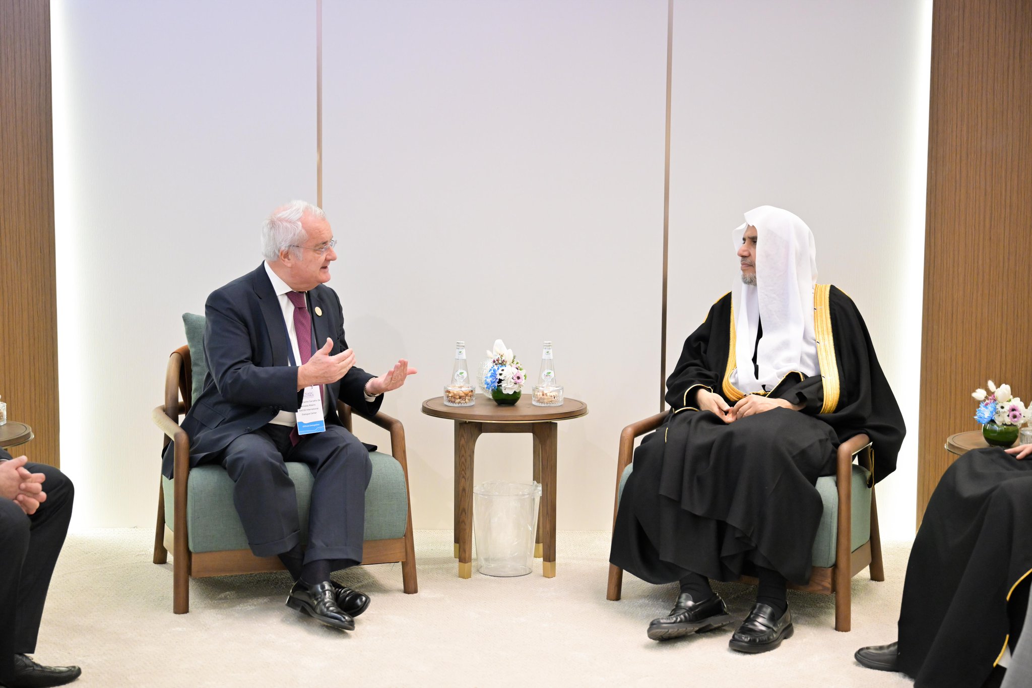 ‏التقى معالي الأمين العام، رئيس هيئة علماء المسلمين، فضيلة الشيخ د.⁧‫ محمد العيسى‬⁩ ‬⁩، معاليَ الأمين العام المكلّف لمركز الملك عبد الله بن عبد العزيز العالمي للحوار بين أتباع الأديان والثقافات (كايسيد)، السفير أنطونيو دي ألميدا ريبيرو