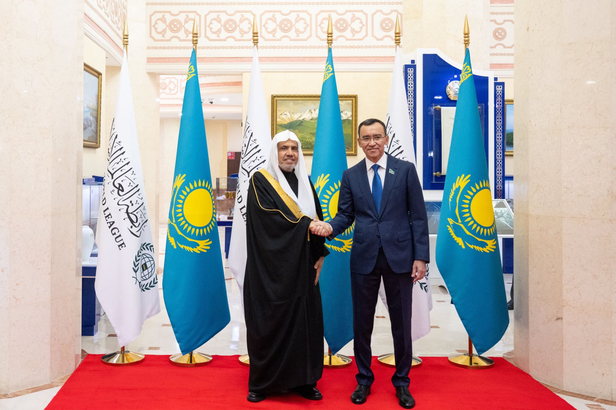 پارلمان قزاقستان در مقر خود در پایتخت «آستانا»، میزبان جناب آقای دکتر شیخ محمد العیسی, دبیرکل و رئیس انجمن علمای مسلمانان شد.  در مراسم استقبال از ایشان، جناب آقای مولین اشیمبایف رئیس مجلس سنا، جناب آقای جاقب آزانف نایب رئیس پارلمان