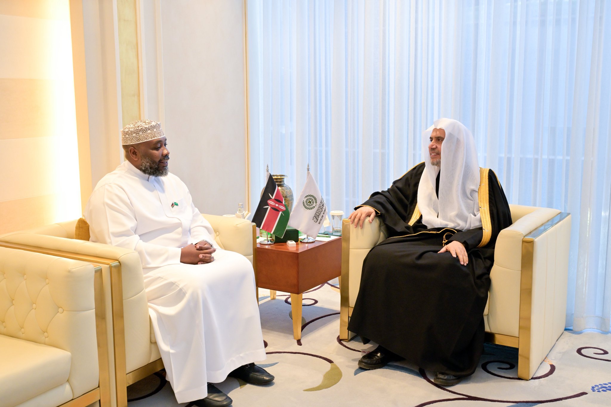 التقى معالي الأمين العام، رئيس هيئة علماء المسلمين، فضيلة الشيخ د.⁧‫محمد العيسى‬⁩ ⁦‬⁩، سعادةَ سفير جمهورية كينيا لدى المملكة العربية السعودية، السيد محمد رمضان روانكيه