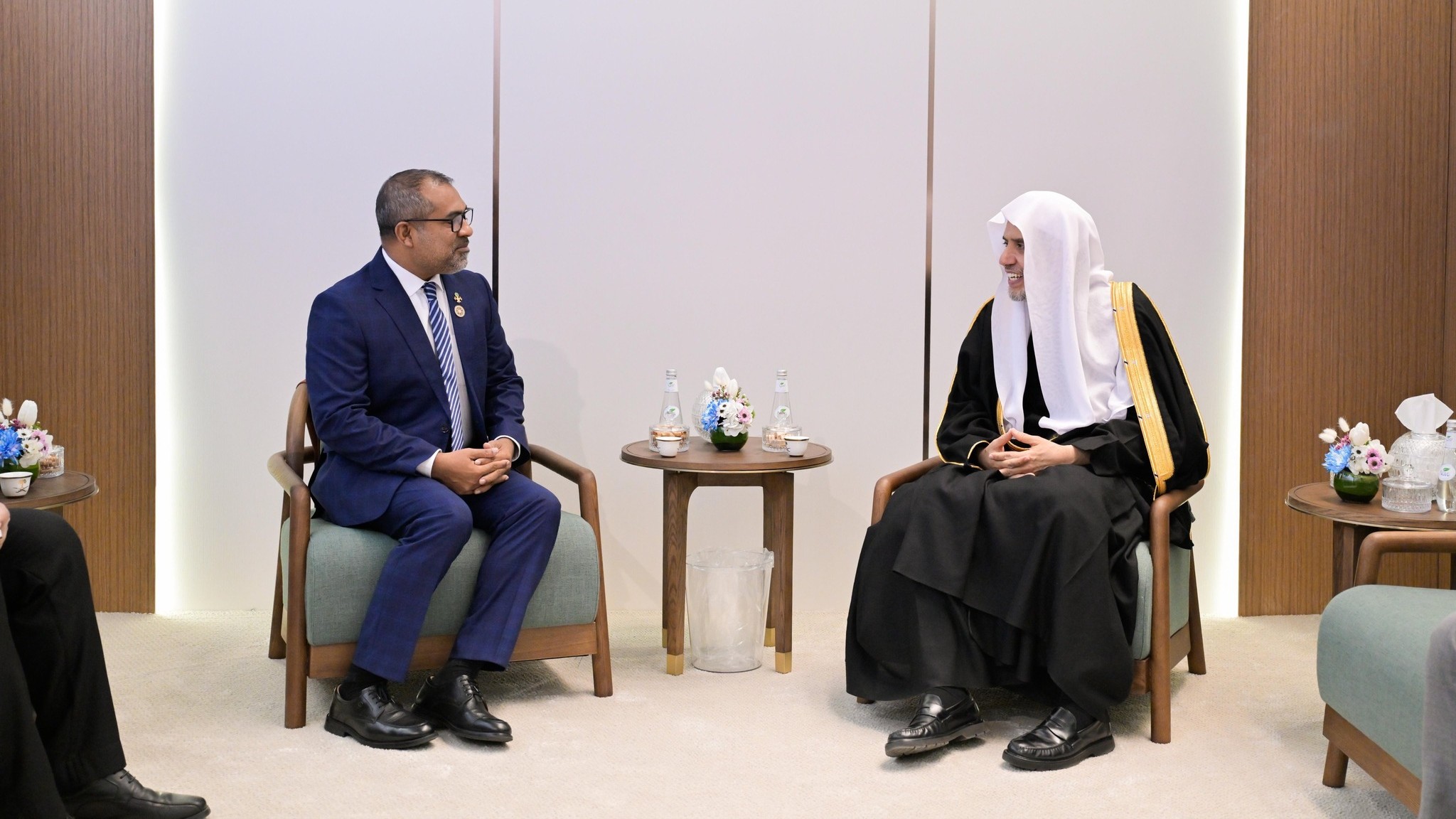 التقى معالي الأمين العام، رئيس هيئة علماء المسلمين، فضيلة الشيخ د.⁧‫محمد العيسى‬⁩ ⁦‪‬⁩، في الرياض، معالي وزير خارجية جزر المالديف، الدكتور عبد الله خليل