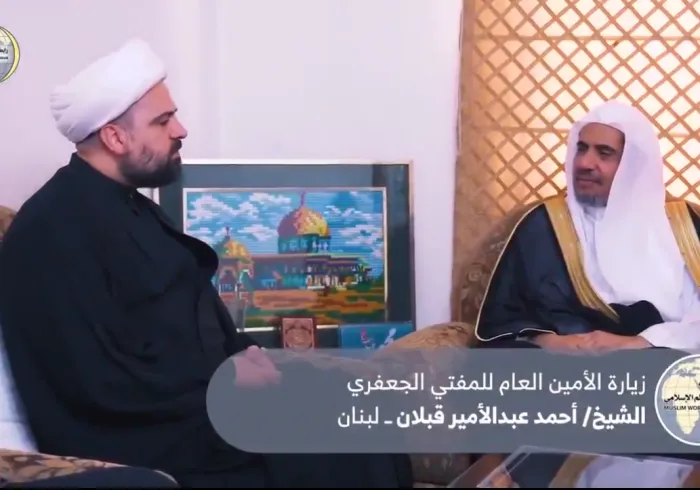 المفتي الجعفري بالجمهورية اللبنانية مستقبلاً بمكتبه في بيروت الأمين العام لرابطة العالم الإسلامي