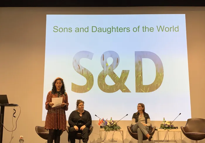 Le NIIS2019 met en lumière des récits de jeunes au Danemark touchés par la radicalisation et qui en sont sortis at Sons Daughters Wo et at For Finn . Le dialogue et la construction de la société sont la clé du travail. Ligue Danemark