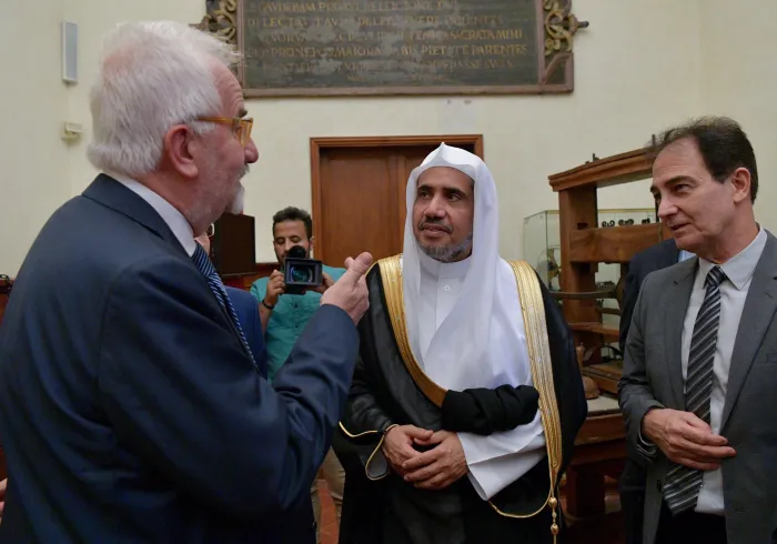 معالي أمين عام ⁧رابطة العالم الإسلامي⁩ الشيخ د. محمد العيسى يزور مكتبة (لاورنتسيانا) في ⁧فلورنسا⁩ الإيطالية، حيث كان في استقباله مدير المكتبة، مستعرضاً عدداً من الوثائق والمؤلفات التاريخية، من بينها 11 ألف مخطوط نادر، تشمل 100 مخطوط للقرآن الكريم