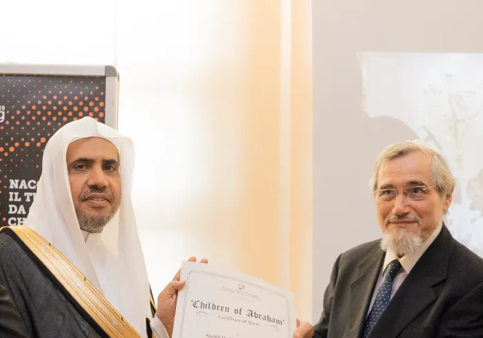 في احتفال رسمي:  مدرسة فلورنسا الإيطالية للحوار تمنح معالي الشيخ د ⁧محمد العيسي⁩ شهادتها للجدارة الدولية في الحوار