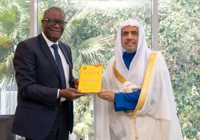 فعال بین المللی علیه خشونت وبرنده جایزه صلح نوبل د. دنیس موکوگه در دیدارش با دبیر کل ورئیس انجمن علمای مسلمانان شیخ محمد العيسى در دفترش در بیروت از مفاد سند مکه بسیار قدردانی کرد و همچنین در این دیدار کتاب خود را بعنوان قدرت زنان سفری ایمن و شفایی به پزشک را به ايشان تقدیم نمود