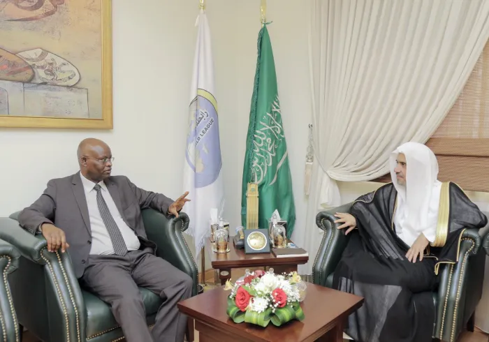 معالي الأمين العام لـ ⁧رابطة العالم الإسلامي⁩ الشيخ د.محمد العيسى⁩ مستقبلاً في مكتبه ظهر اليوم سفير جمهورية ⁧بوروندي⁩ السيد عيسى موسى
