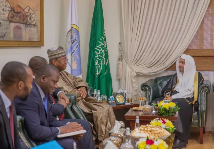 Le Secrétaire Général de la Ligue recevant l’Ambassadeur de la République du Bénin auprès du Royaume pour traiter des efforts communs déployés pour répandre la clairvoyance sur la tolérance de l’Islam.
