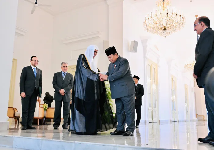 استقبل فخامة رئيس جمهورية إندونيسيا، السيد برابوو سوبيانتو ، في القصر الجمهوري بالعاصمة "جاكرتا"، اليوم، معالي الامين العام، رئيس هيئة علماء المسلمين، فضيلة الشيخ د. ⁧‫محمد العيسى