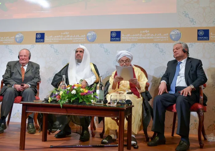 معالي الشيخ العلامة عبد الله بن بيه رئيس منتدى تعزيز السلم ملقياً كلمته في موتمر السلام في الاديان‬⁩ بأكسفورد بحضور عدد من القيادات الدينية