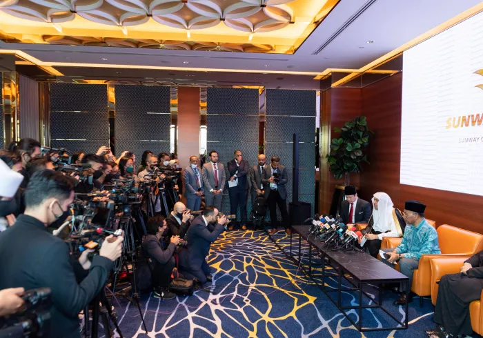 معالي الشيخ د.محمد العيسى‬⁩ في مؤتمرٍ صحفيٍّ يناقش إنجازات وتطلعات “مؤتمر علماء جنوب شرق آسيا”