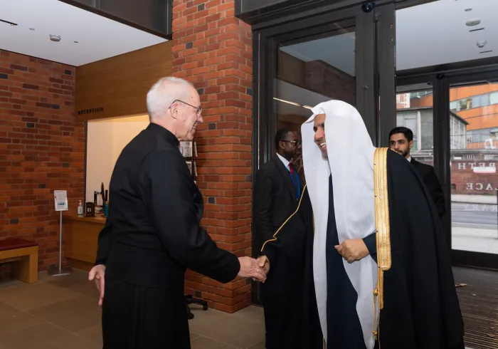 اين جنابِ ارجمند، رياست اجلاس سران جوامع اسلامی در اروپا، با حضور بيش از سيصد تن از رهبران دينی و مفتی ها را برعهده دارد :