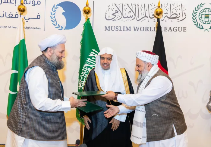 حرم مکی کے جوار میں پاکستان اور افغانستان کے  نامور علمائے کرام افغانستان میں قیام امن کے لئے تاریخی ‫افغانستان امن اعلامیہ‬ پر دستخط کررہے ہیں