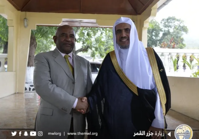 ‏فخامة رئيس ⁧جزر القمر⁩ السيد غزالي عثمان يستقبل معالي أمين عام ⁧رابطة العالم الإسلامي⁩ الشيخ د. ⁧محمد العيسى⁩، في مقر القصر الرئاسي بالعاصمة القمرية ⁧موروني⁩، حيث أشاد فخامته بالدور الكبير للرابطة والآمال المعقودة عليها عالمياً باعتبارها مظلة الشعوب الإسلامية من قبلتهم ⁧مكة المكرمة⁩.