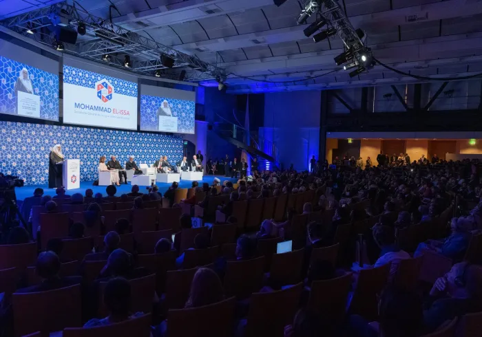 La Charte De La Mecque appelle à l’action face à la haine. Grâce à ses initiatives, la LIM rassemble des personnes du monde entier pour renforcer le respect et la compréhension mutuels.