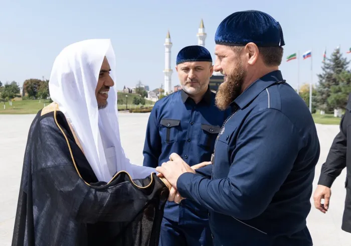 چیچینا کے صدر محترم رمضان قادیروف صدارتی محل میں شیخ ڈاکٹر محمد العیسی کا استقبال کررہے ہیں۔ ڈاکٹر العیسی کل ان شاء اللہ یورپ کے اندر سب سے بڑی جامع مسجد کی افتتاحی تقریب میں شرکت کریں گے