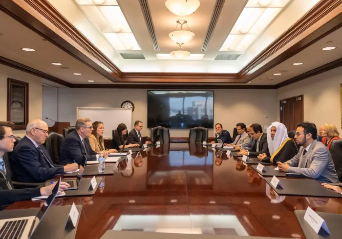 ‏مجلس تحرير صحيفة ديزيرت "الرسمية بولاية يوتا الأمريكية" يستضيف معالي الشيخ د.محمد العيسى‬⁩ في حوار شامل