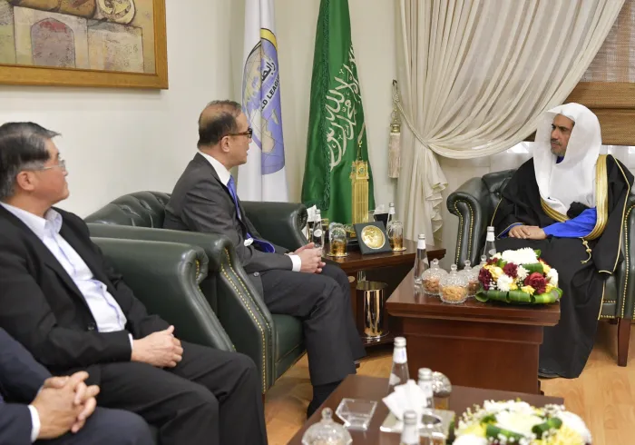 ‏استقبل معالي أمين عام ⁧رابطة العالم الإسلامي⁩ الشيخ د. ⁧محمد العيسى⁩ الممثل الاقتصادي والثقافي لتايبيه في المملكة العربية ⁧السعودية⁩ والوفد المرافق له.  ‏وقد جرى خلال اللقاء بحث عددٍ من الموضوعات ذات الاهتمام المشترك.