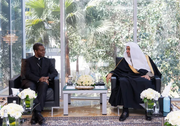 التقى معالي الشيخ د.⁧محمد العيسى‬⁩ في مكتبه بالرياض سفير الفاتيكان لدى الأمم المتحدة نيافة السيد نونسيو فورتشناتس، والمندوب الدائم لجامعة السلام “الأممية” لدى مكتب الأمم المتحدة بجنيف السيد ديفيد فيرنانديز