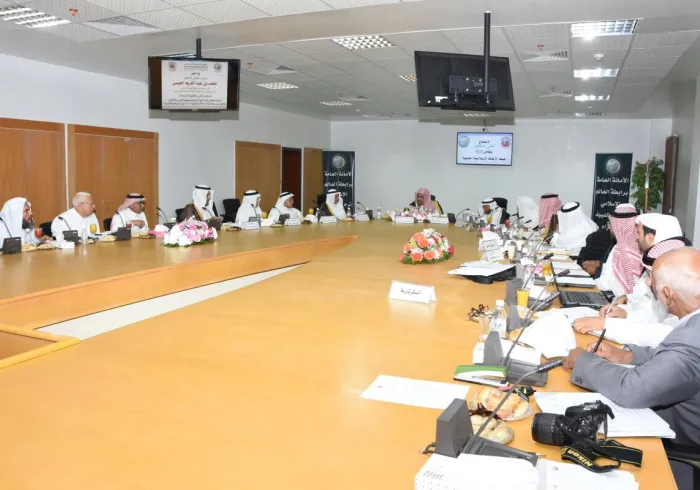 معالي الأمين مترئساً هذه الليلة مجلس إدارة هيئة الإغاثة الإسلامية العالمية بمقر الرابطة بمكة المكرمة .