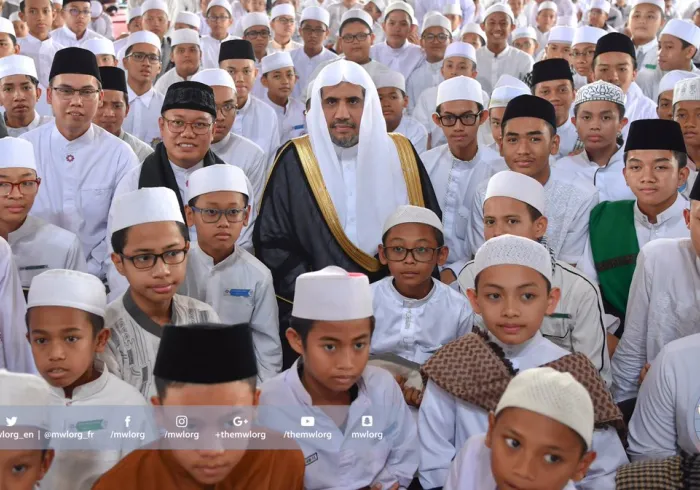 معالي الأمين العام ملتقياً أثناء زيارته لإندونيسيا طلاب مدارس تحفيظ القرآن الكريم حيث رحبوا به وشاركوه فرحة افتتاح عدد من مدارس التحفيظ