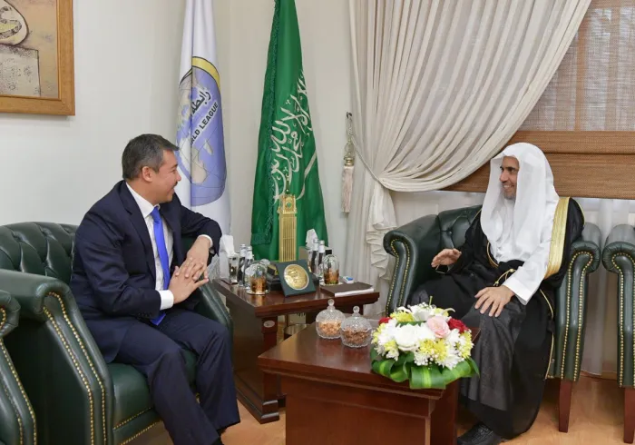 معالي الأمين العام الشيخ د.محمد العيسى مستقبلاً في مكتبه صباح اليوم سعادة سفير جمهورية كازاخستان