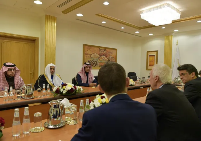 منسق مكافحة الإرهاب في الاتحاد الأوروبي يلتقي د.العيسى ويشيد بالجهود العالمية للرابطة   الرياض: التقى معالي الأمين العام لرابطة العالم الإسلامي الشيخ الدكتور محمد بن عبدالكريم العيسى بالمنسق الأعلى لشؤون مكافحة الإرهاب في الاتحاد الأوروبي السيد جيل دي كيرشوف والوفد المرافق له.