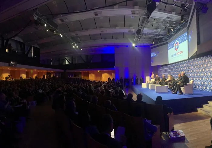 La Conférence internationale de Paris pour la paix et la solidarité commence par une minutedesilence à la mémoire des victimes d'attentats et crimes de haine partout dans le monde Paixet Solidarité avec la Ligue Islamique Mondiale et  Fond Islam FR
