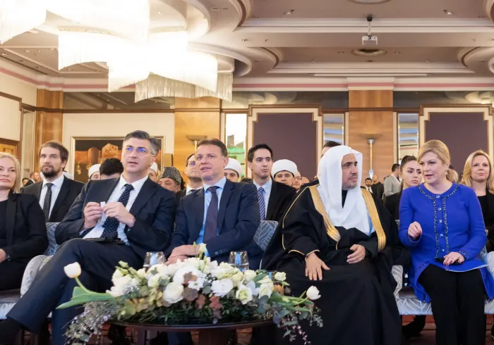 Le SG de la ligue islamique mondiale, Mohammad Alissa et la Présidente de la République de Croatie  à Kolinda GK , ont inauguré la  « conférence sur la fraternité humaine - des bases pour la paix et la sécurité  » à Zagreb.