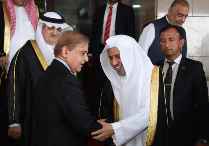 رئيس الوزراء بجمهورية باكستان الإسلامية السيد شهباز شريف، أثناء استقباله لمعالي الأمين العام الشيخ د.محمد العيسى