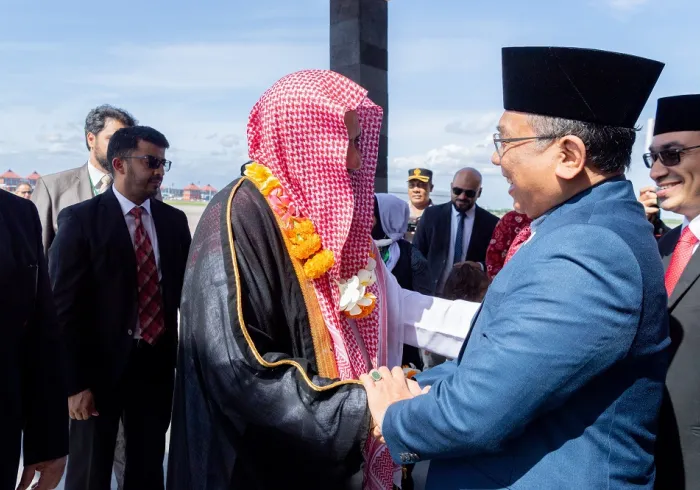 سیکرٹری جنرل اور چیئرمین مسلم علماء کونسل شیخ ڈاکٹر محمد العیسی بین المذاہب R20اجلاس کی صدارت کے لئے اس سال (G20) اجلاس کے مقام بالی پہنچے جہاں بالی کے گورنر ڈاکٹر ویان کوسٹر نے آپ کا استقبال کیا