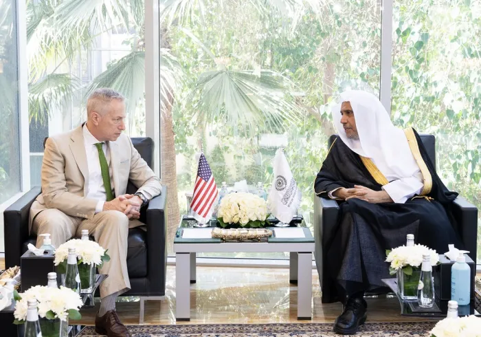 ‏التقى معالي الأمين العام، رئيس هيئة علماء المسلمين، فضيلة الشيخ د.⁧‫محمد العيسى‬⁩، ظهرَ اليوم في مكتبه بالرياض، سعادةَ سفير الولايات المتحدة الأمريكية لدى المملكة العربية السعودية، السيد مايكل آلن راتني