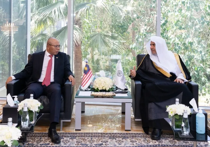 استقبل معالي الأمين العام، رئيس هيئة علماء المسلمين، فضيلة الشيخ د ⁧‫محمد العيسى‬⁩ بمقرّ الرابطة الفرعي بالرياض، ظُهر اليوم، سعادةَ سفير ماليزيا لدى المملكة العربية السعودية، السيد داتوك وان زايدي عبدالله
