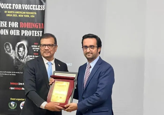 ‏في احتفالٍ لـ"منظمة اتحاد أراكان"، الممثل المعتمد دولياً لقضية ⁧‫الروهينغا‬⁩، وعلى هامش اجتماع الجمعية العمومية بالأمم المتحدة في ⁧‫نيويورك‬⁩، منحت المنظمة جائزتها الدولية لهذا العام لمعالي الشيخ د. ⁧‫محمد العيسى‬⁩
