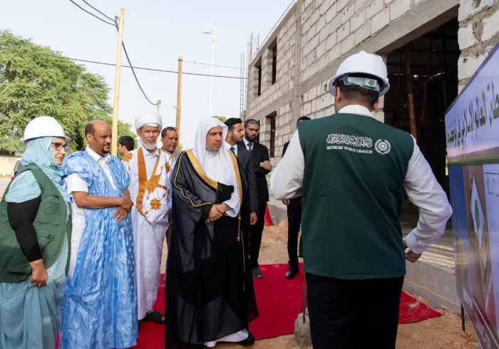 وقفَ معالي الأمين العام، رئيس هيئة علماء المسلمين، فضيلة الشيخ د. ⁧‫محمد العيسى‬⁩ ‬⁩على المرحلة الأخيرة من مشروع الرابطة لإنشاء الجامع الكبير في العاصمة الموريتانية نواكشوط