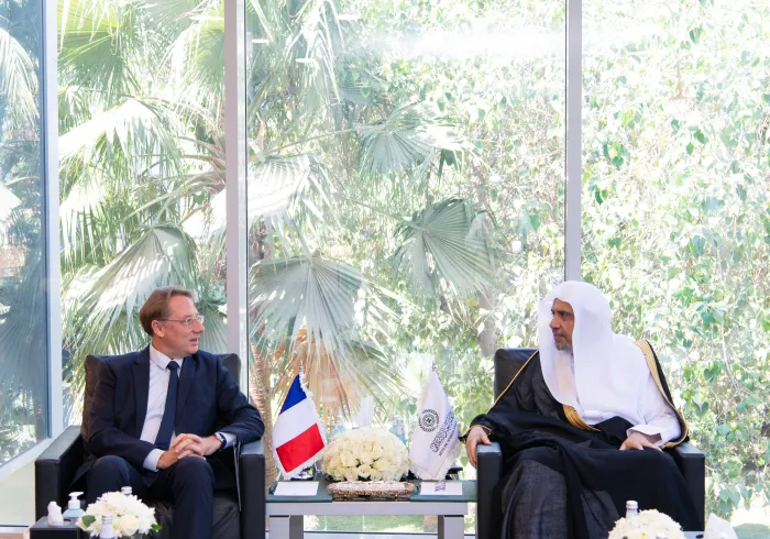 جناب دبیر کل، و رئیس انجمن علمای مسلمان، فضيلت شیخ دکتر محمد العيسى  در دفترش در ریاض از جناب سفیر جمهوری فرانسه در مملكت عربستان سعودی جناب آقای لودویک پوئیل استقبال نمود.