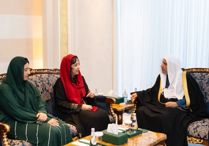 جناب دبیر کل و رئیس انجمن علمای مسلمان، آقای دکتر شیخ محمد العیسی   ظهر امروز در دفتر خود از سرکار خانم محترم شهردار منچستر در انگلستان، خانم یاسمین دار و هیئت همراه ایشان استقبال کردند.   در این دیدار تعدادی از موضوعات مشترک مورد علاقه ، مورد بحث و بررسی قرار گرفت.