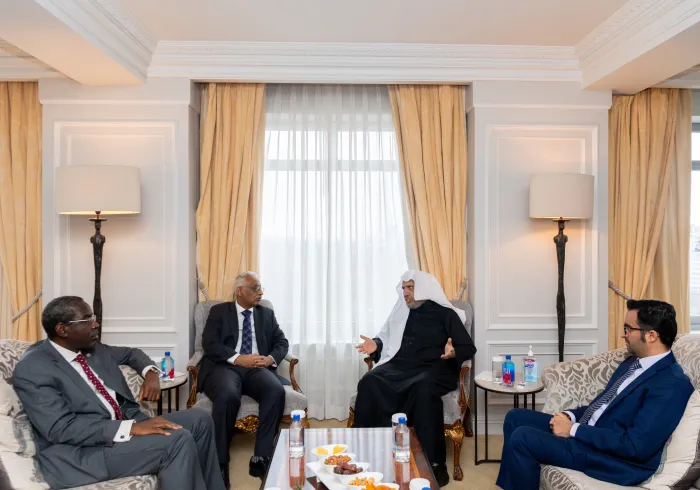 جناب دبیر کل و رئیس انجمن علمای مسلمان، آقای دکتر شیخ محمد العیسی در ابتدای این دیدار با حضور در مقر خود در نیویورک از جناب نماینده دائم سازمان همکاری اسلام در سازمان ملل، جناب آقای حمید اوبیلرو و رئیس گروه اسلامی در سازمان ملل، جناب سفیر سیدی ولد، بحام ولد محمد لغظف استقبال نمود.