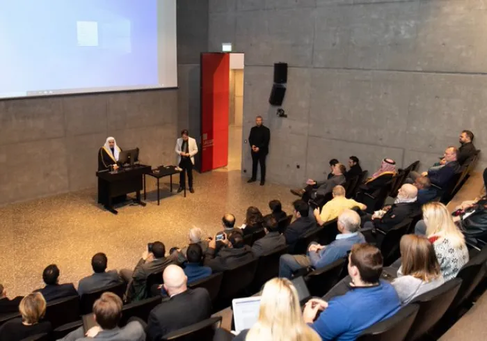  HE Dr. Mohammad Alissa engaged with young leaders at the University of Iceland on how to build bridges & promote unity to tackle the most pressing issues of today