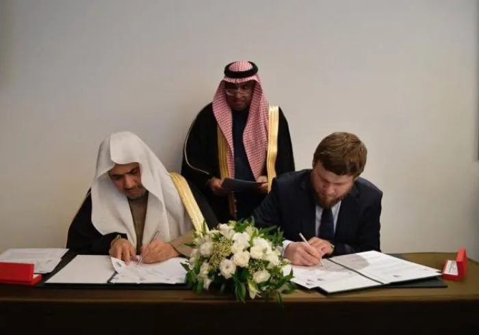 L’année dernière, la LIM a signé un accord de coopération avec le Fonds pour la culture islamique, la science et l'éducation en Russie. Cet accord fait la promotion du dialogue interreligieux entre les communautés musulmanes et non musulmanes à travers le