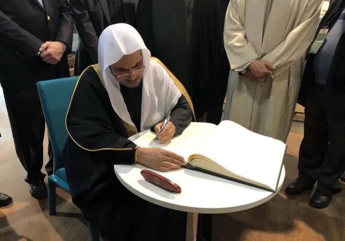 Surrounded by senior Muslim scholars and delegates from AJCGlobal and JHIInstytut ,HE Dr. Mohammad Alissa signed the Visitors’ Book at the polinmuseum .He thanked staff for educating our delegation on the Horrors of the Holocaust