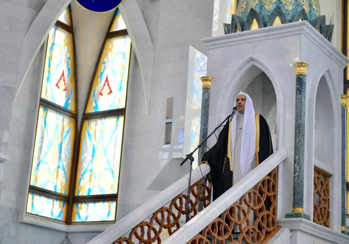 عزت مآب شیخ ڈاکٹر محمد العیسی تاتارستان کے دارالخلافہ قازان کی جامع مسجد میں علماء اور نمازیوں کی ایک بڑی تعداد کے سامنے خطبۂ جمعہ دے رہے ہیں