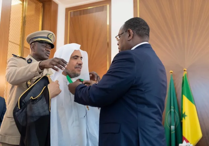 Le Président du Sénégal décore le D. Mohammad Al-Issa de la plus haute distinction honorifique sénégalaise pour le récompenser de ses efforts pour la promotion de la modération dans le monde.