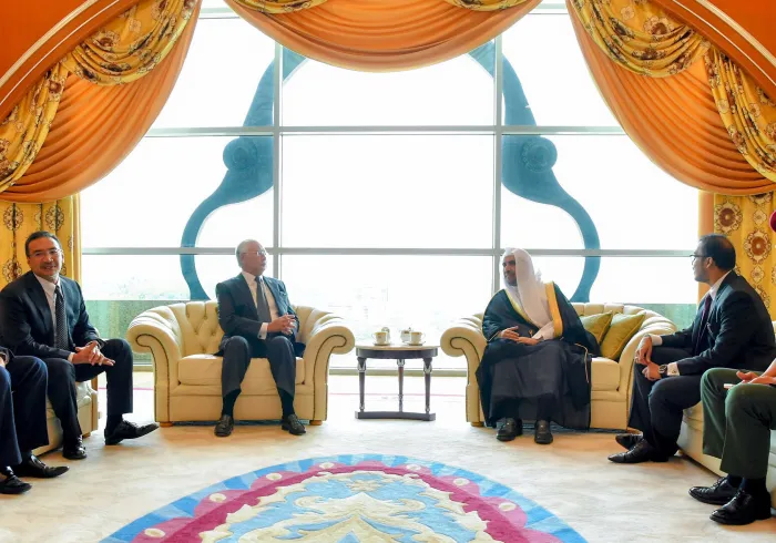 His Excellency the Prime Minister of Malaysia Mr. Najib Abdul Razak welcomes His Excellency Sheikh Dr. Mohammed bin Abdul Karim Al-Issa at the Office of the Prime Minister in the capital of Kuala Lumpur, along with several other Malaysian ministers