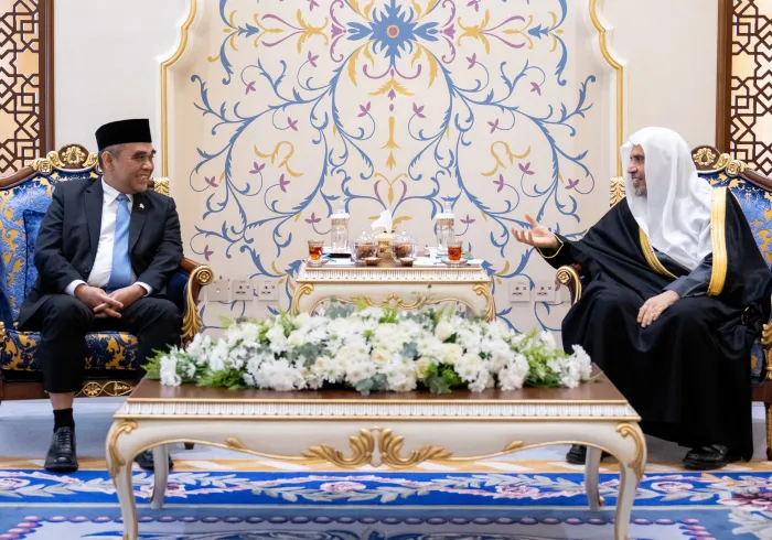 His Excellency Sheikh Dr. Mohammad bin Abdulkarim Al-Issa receives the Speaker of the People's Consultative Assembly and Secretary-General of the ruling party in the Republic of Indonesia, Mr. Ahmad Muzani, at the Muslim World League headquarters in the Holy City of Makkah