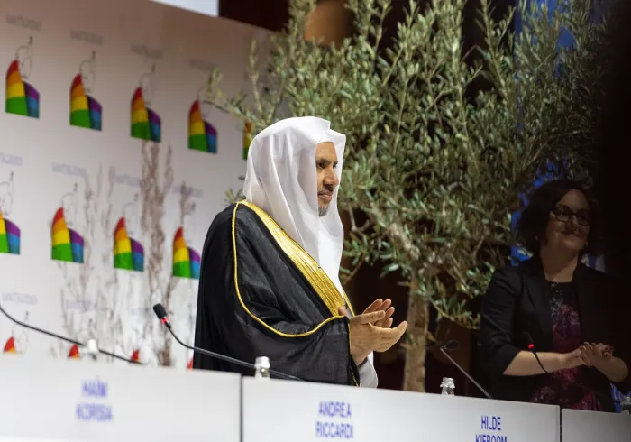 د. العيسى يلقي "في الجلسة الافتتاحية" كلمة ممثلي الدين الإسلامي في أكبر تجمع من أجل السلام يدعمه الفاتيكان بمشاركة البابا والرئيسين الإيطالي والفرنسي